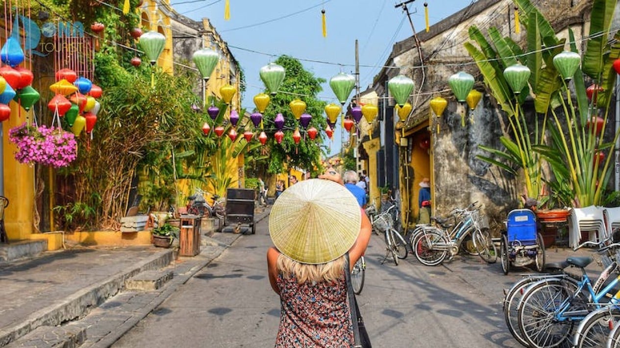 HOI AN OLD TOWN – AN ANCIENT BEAUTY STILL EXISTS IN MODERN LIFE